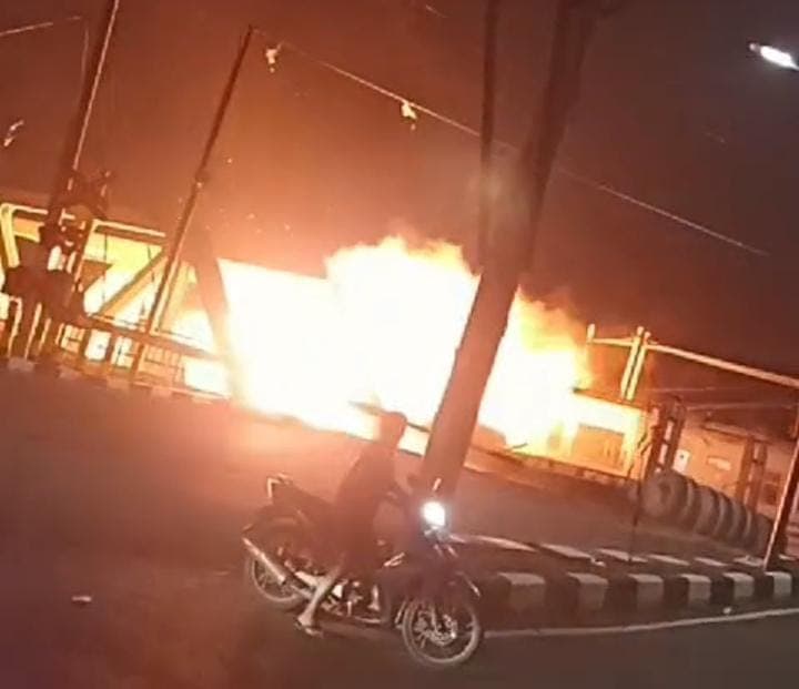 Detik-detik Kereta Api Hantam Truk Trailer di Semarang, Meledak!!!