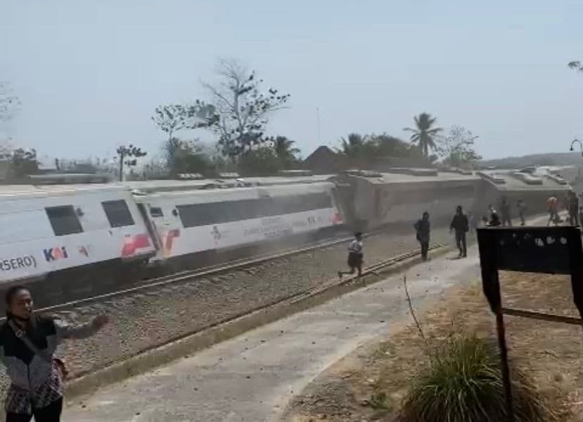 Kereta Argo Semeru Kecelakaan, Gerbong Terguling dari Lintasan
