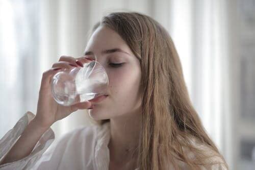 Ketahui 5 Masalah Kesehatan yang Bisa Diatasi dengan Minum Air Putih