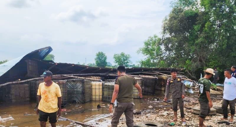 Polisi Geledah Gudang Tempat Penimbunan BBM Ilegal Sumsel