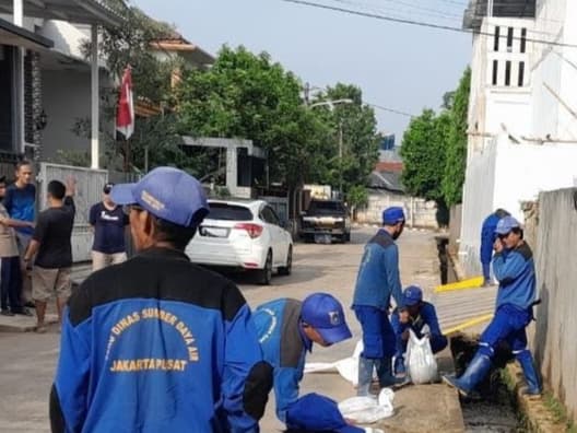 Inspektorat DKI Jakarta Beri Sanksi Kasudin SDA Jakpus yang Boyong Pasukan Biru ke Bekasi, Bersihkan Saluran Air!