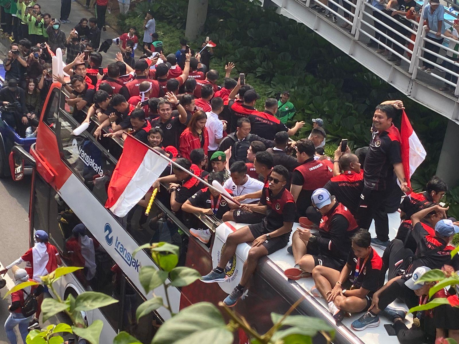 Lautan Massa Kepung Pawai Juara SEA Games 2023