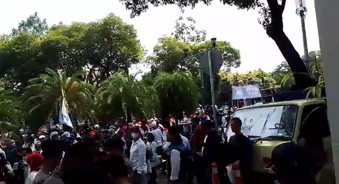 Pendukung AMIN Nyanyikan Lagu Iwan Fals Judul Bongkar