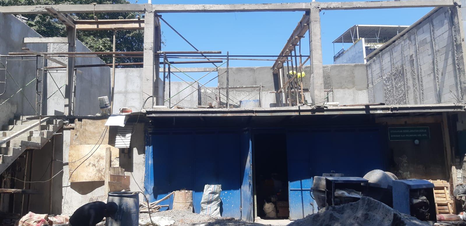 Bangunan Mewah di Jalur Hijau Pertokoan Pulomas Berdiri Kokoh