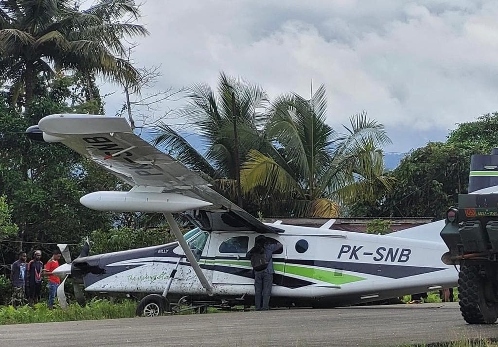 Pesawat Smart Air Tergelincir di Bandara Kenyam