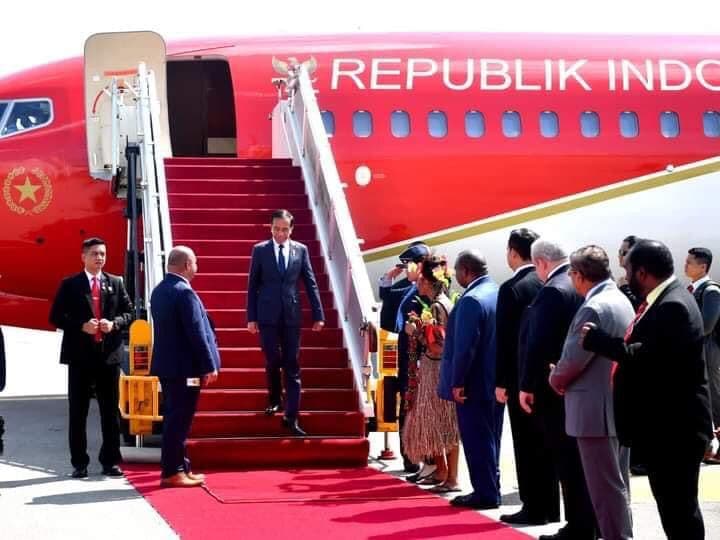 Jokowi Tiba di Port Moresby, Disambut PM Papua Nugini James Marape