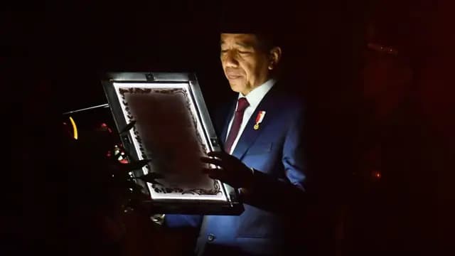 Presiden Jokowi Pimpin Apel Kehormatan dan Renungan Suci di Taman Makam Pahlawan Kalibata