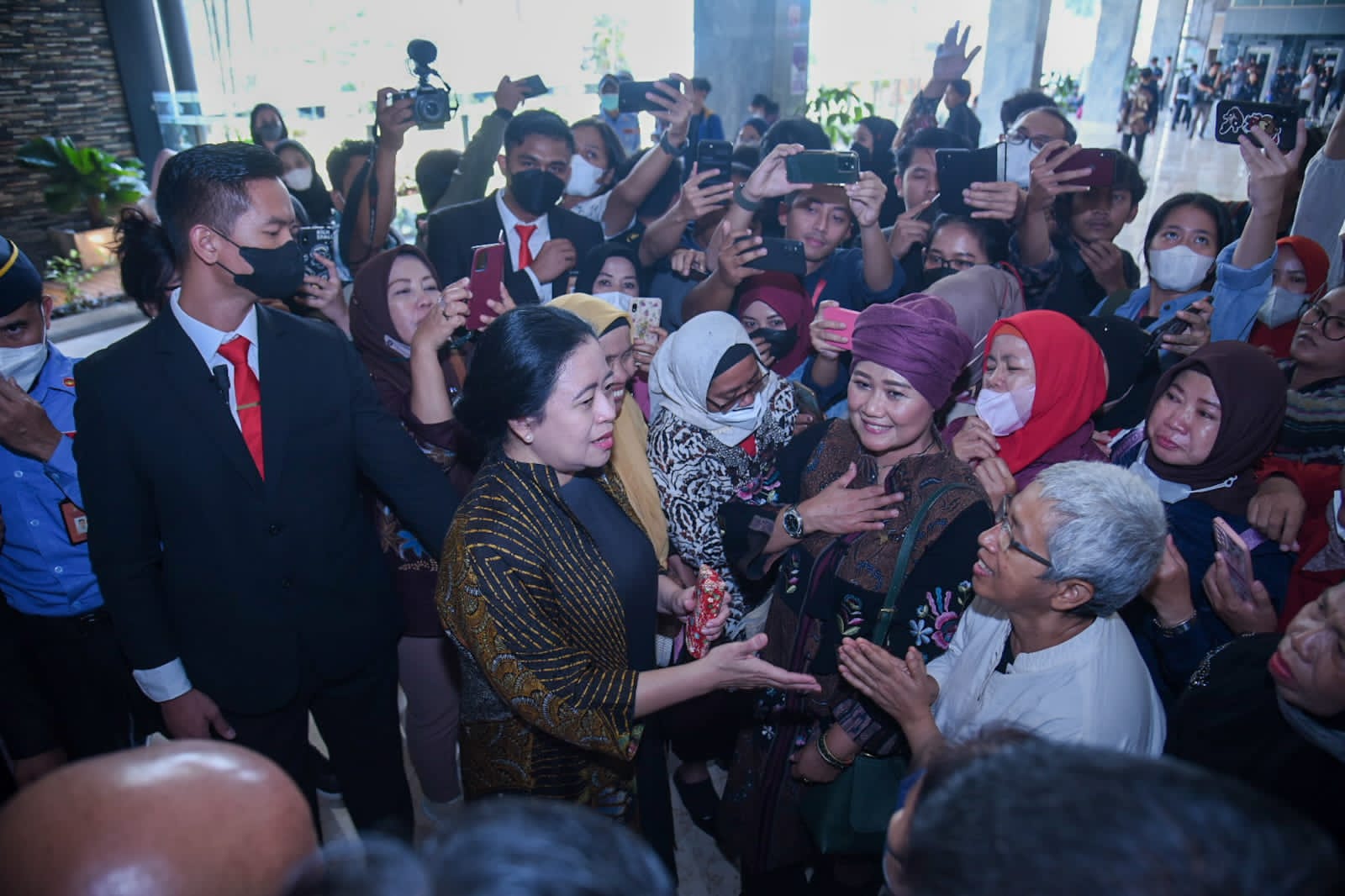 Puan Maharani Pakai Baju Adat Dayak di Sidang Tahunan MPR