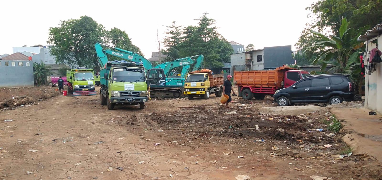Puluhan Operator dan Sopir Truk PT Varas Ratubadis Prambanan Mogok Kerja di Waduk Kampung Dukuh 2
