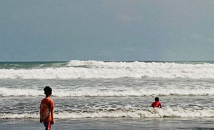 BMKG: Seluruh Pengguna Jasa Kelautan Waspadai Potensi Gelombang Tinggi di Laut Selatan Jabar-DIY
