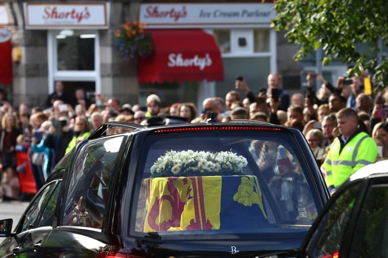 Jenazah Ratu Elizabeth II Tiba di Edinburgh, Disambut Ribuan Warga di Sepanjang Jalan