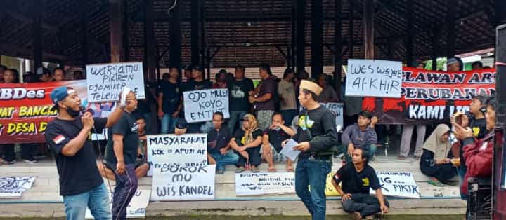 Geruduk Kantor Desa, Ratusan Warga Tlogo Blitar Minta APBD Desa Direvisi