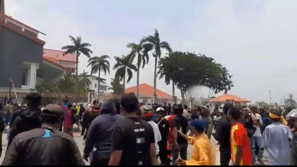 Ricuh di Depan Kantor BP Batam Terkait Rempang, Jenderal Polisi Terluka Kena Lemparan Batu