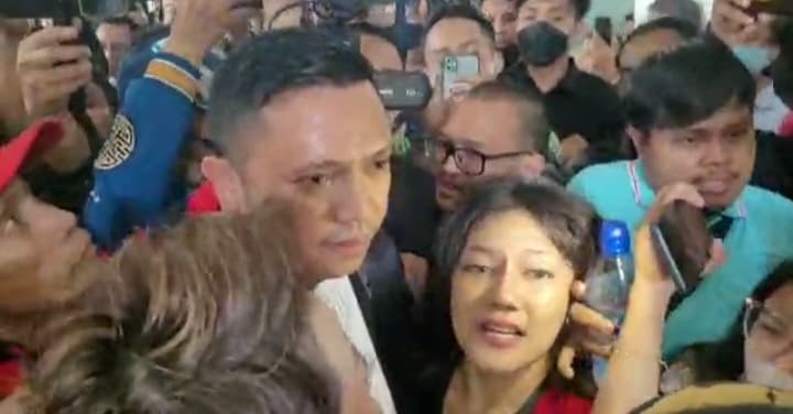 Moment Tangis Haru Ronny Talapessy Pecah Pasca Richard Divonis 1,5 Tahun Penjara 