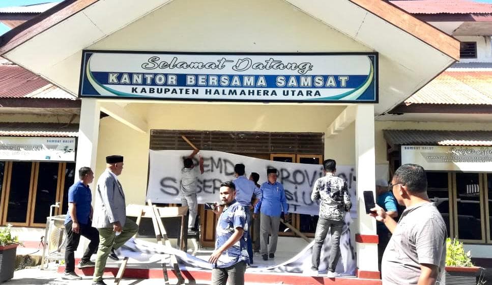 Waduh, Kantor Samsat Halut Dipalang Anggota DPRD, Ini Respons Kepala Bapenda Malut