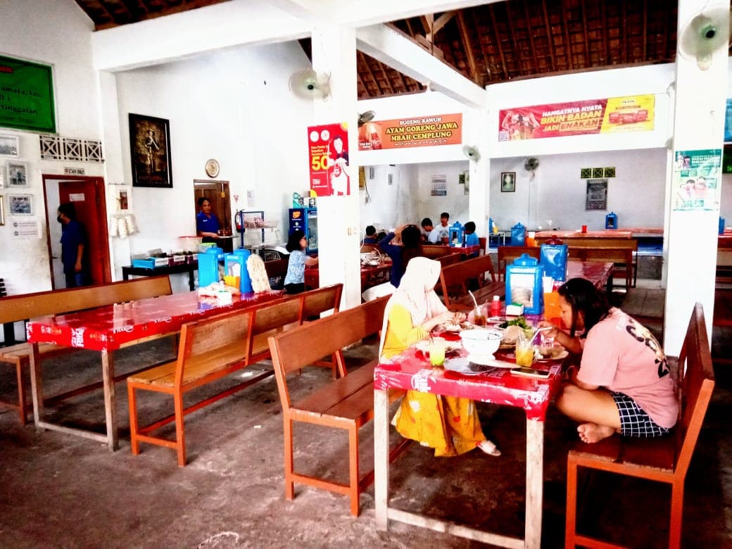 Kerja Keras Sagiyo Berbuah Sukses untuk RM Ayam Goreng 'Mbah Cemplung'