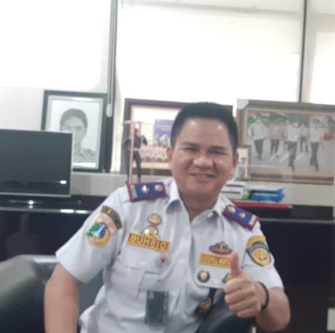 Di parkiran, Syafrin Liputo Terserang Penyakit "Tutup Mulut"