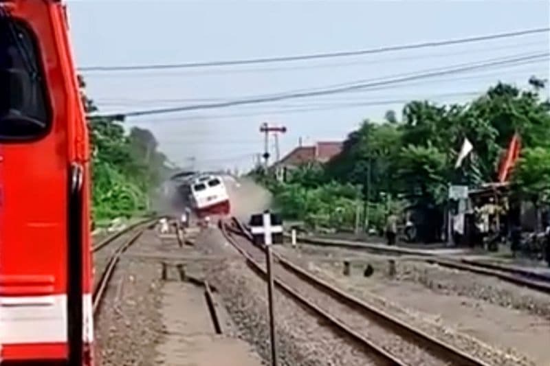 Imbas Kereta Anjlok PT KAI Daop 8 Ubah Pola Perjalanan