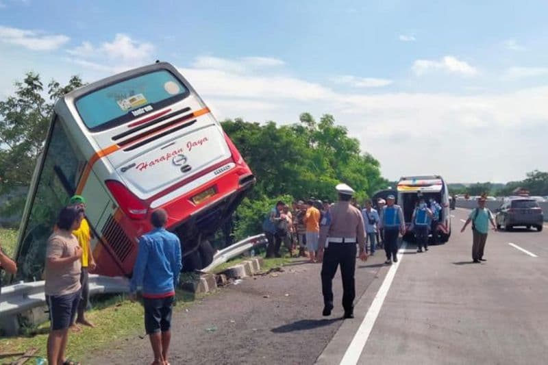 Bus Harapan Jaya Nyungsep di Tol Mojokerto-Surabaya