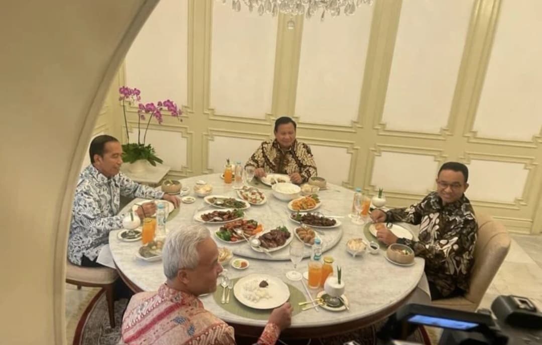Makan Siang, Joko Widodo dan Tiga Capres Kompak Kenakan Batik