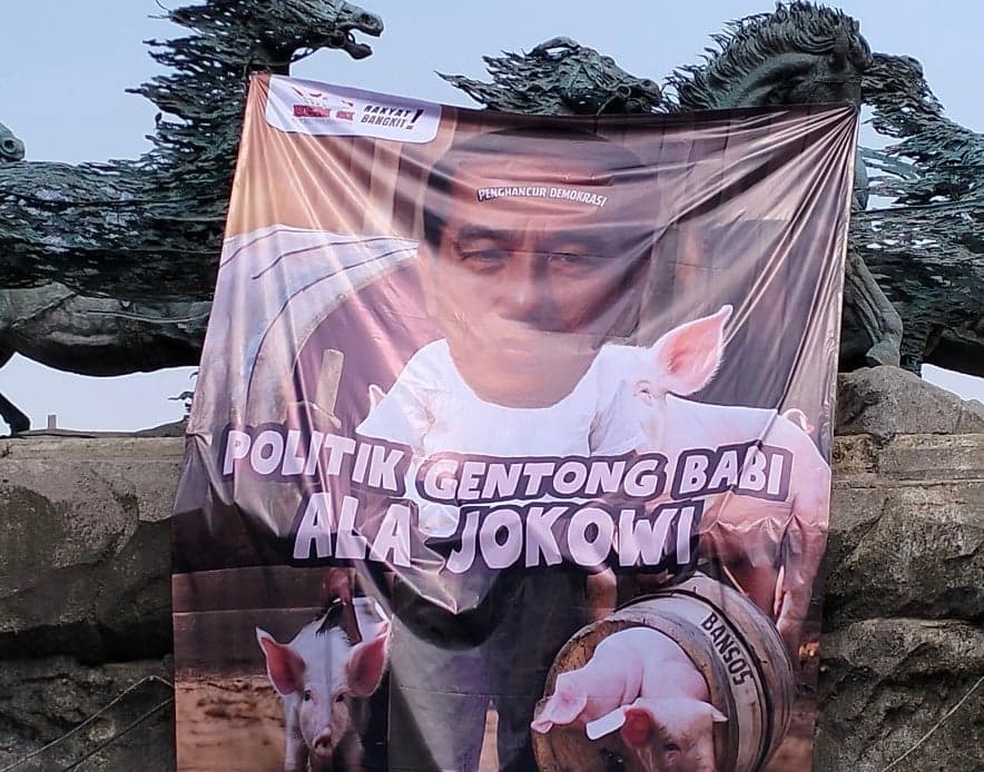 Spanduk bertuliskan "Politik Gentong Babi Ala Jokowi" (Foto: MI/Aswan)