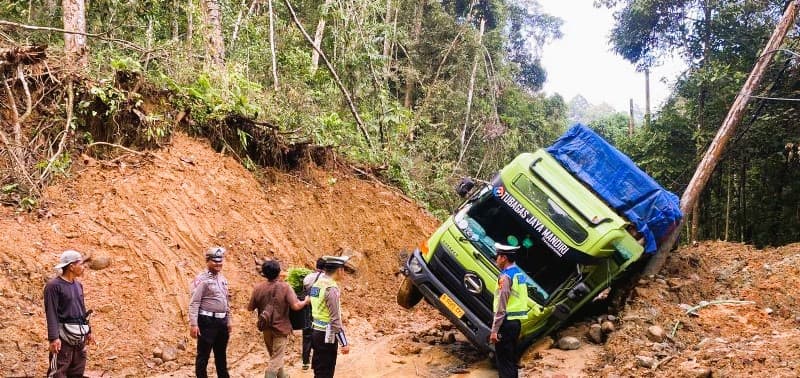 Sisa-sisa Material Longsor Berdampak Kemacetan Jalan Lintas Liwa-Krui