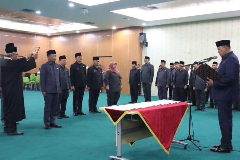 Tri Adhianto Berikan Penghargaan Kepada Mantan Ketua KONI