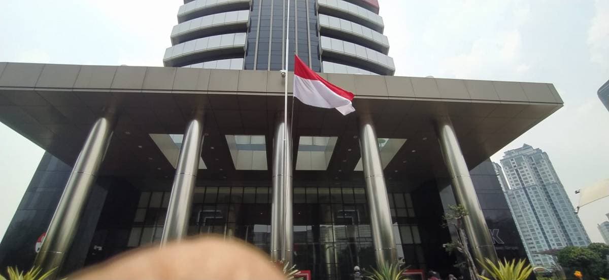 Bendera Setengah Tiang di Gedung KPK Iringi Pemecatan Novel Baswedan Cs