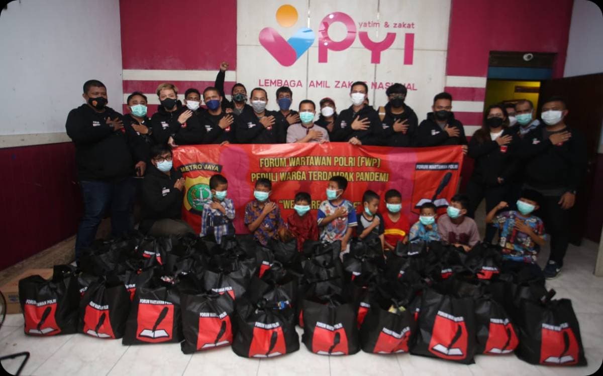 Forum Wartawan Polri Bantu Warga Terdampak Covid