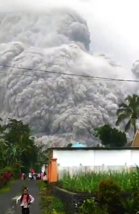 Gunung Semeru Erupsi, Satu Kecamatan Hujan Abu Vulkanik 