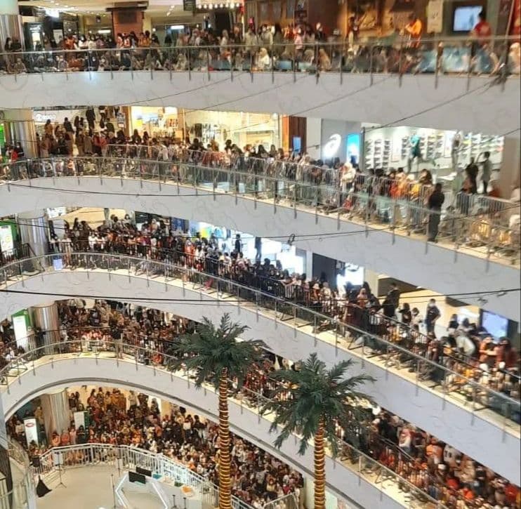 Ingin Bertemu Idola, Ribuan EXO-L Padati Central Park Mall
