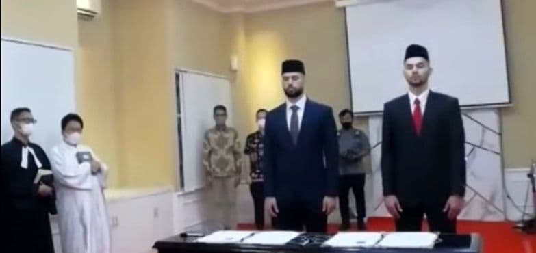 Lantang Ucapkan Sumpah, Jordi Amat dan Sandi Walsh Resmi Jadi WNI