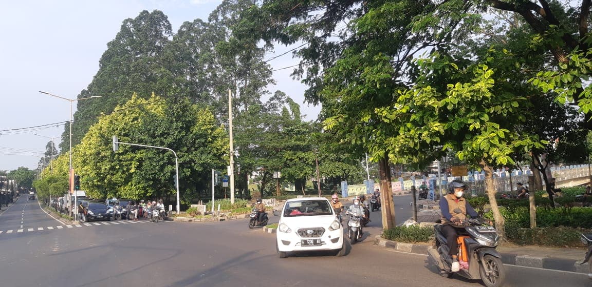 Indahnya Kehijauan Disepanjang Aliran Banjir Kanal Timur