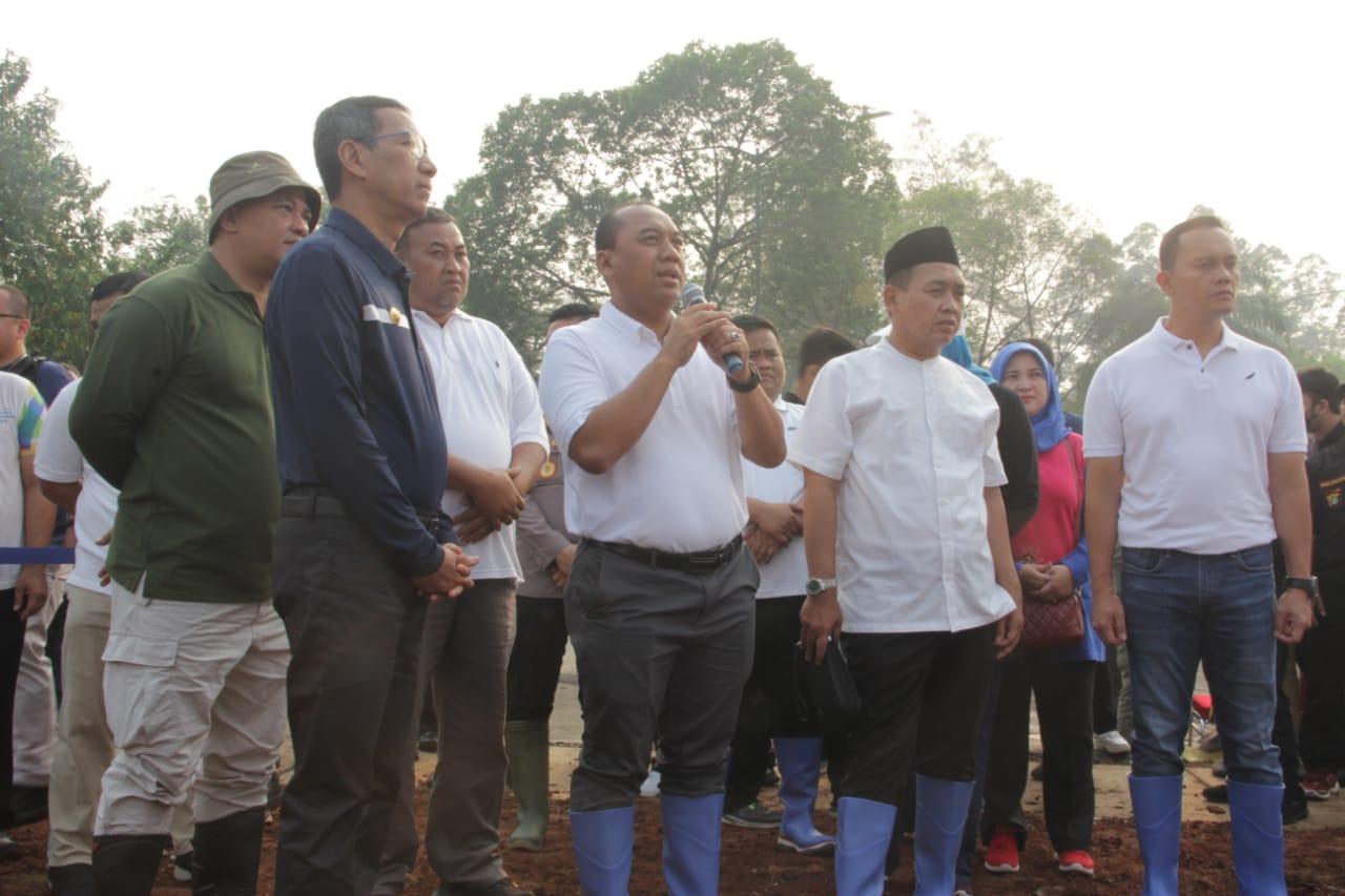Heru Budi Hartono dan Uus Kuswanto Tanam 150 Pohon di Daan Mogot