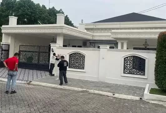 Tim penyidik KPK menyita sebuah rumah mewah di Kota Medan, Sumatera Utara, Kamis (25/4/2024)