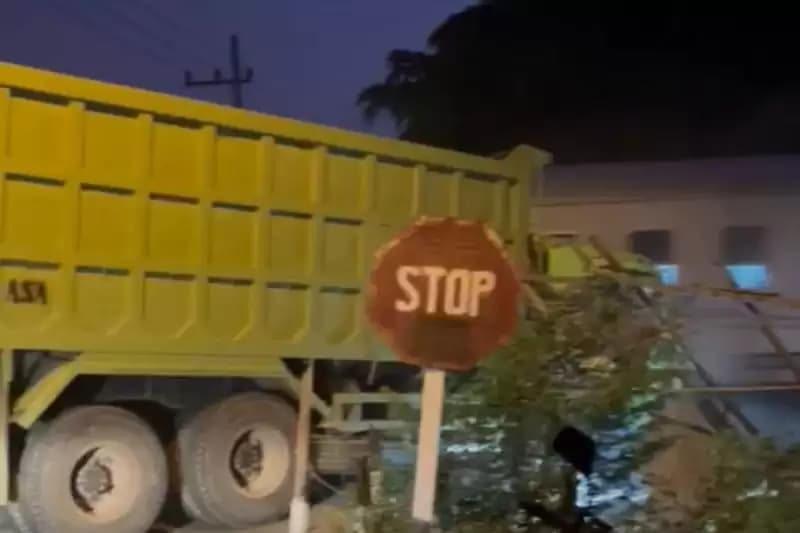 Ada Dump Truk di Mojokerto Tertabrak KA Wijaya Kusuma