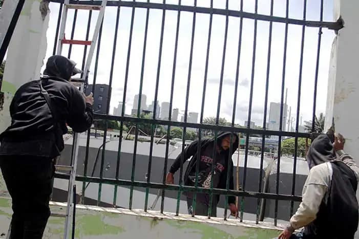 Perbaikan Pagar DPR yang Jebol (Foto: MI/Jiani)