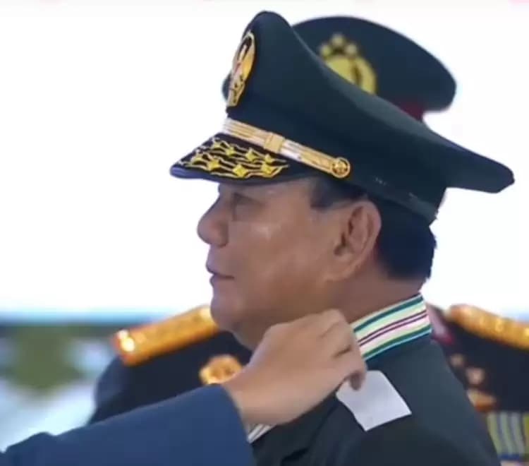 Jokowi menyematkan langsung bintang empat ke kedua bahu Prabowo dan disambut hormat oleh sang Menhan (Foto: Dok MI)
