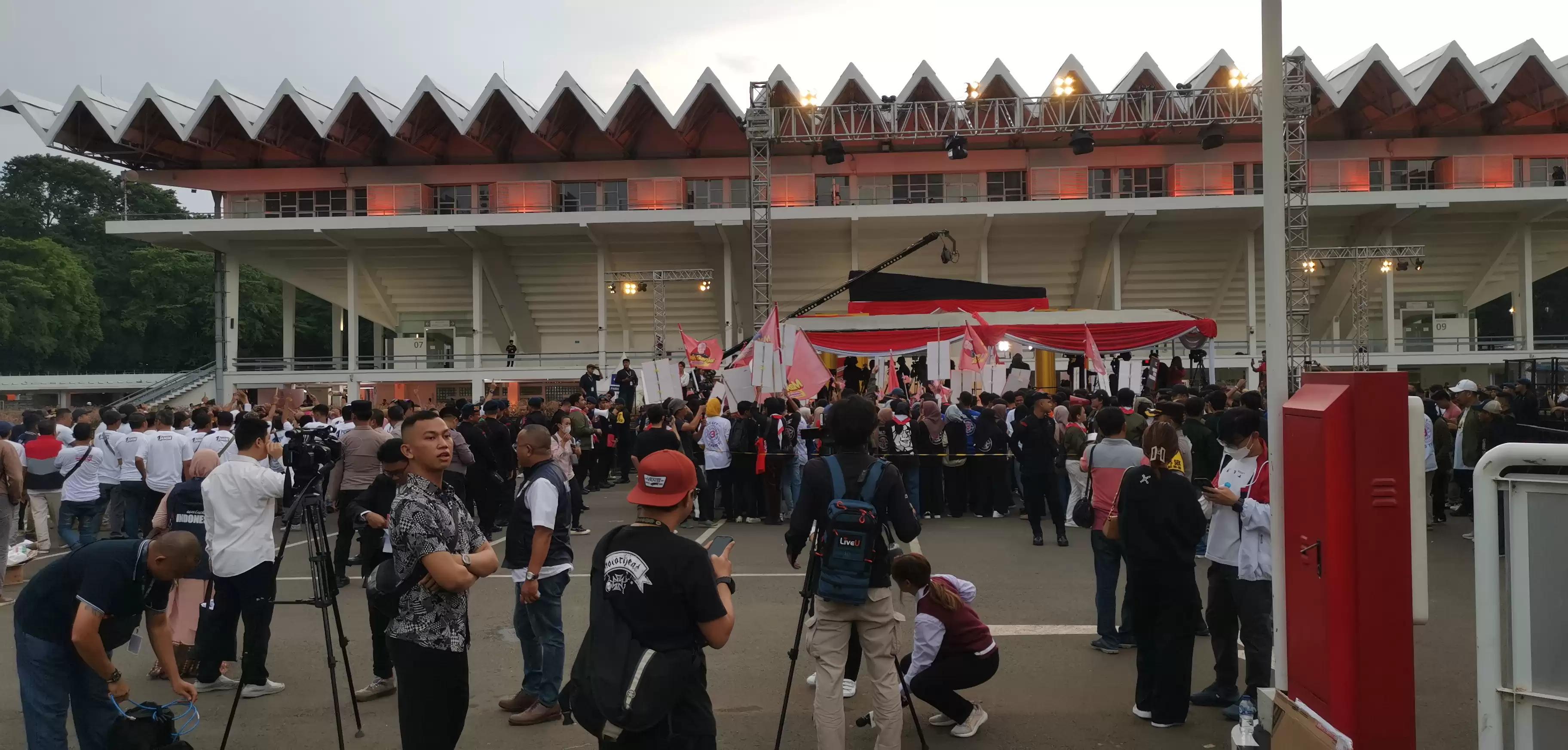 Massa Pendukung Tim Paslon 01 dan 03 Antusias