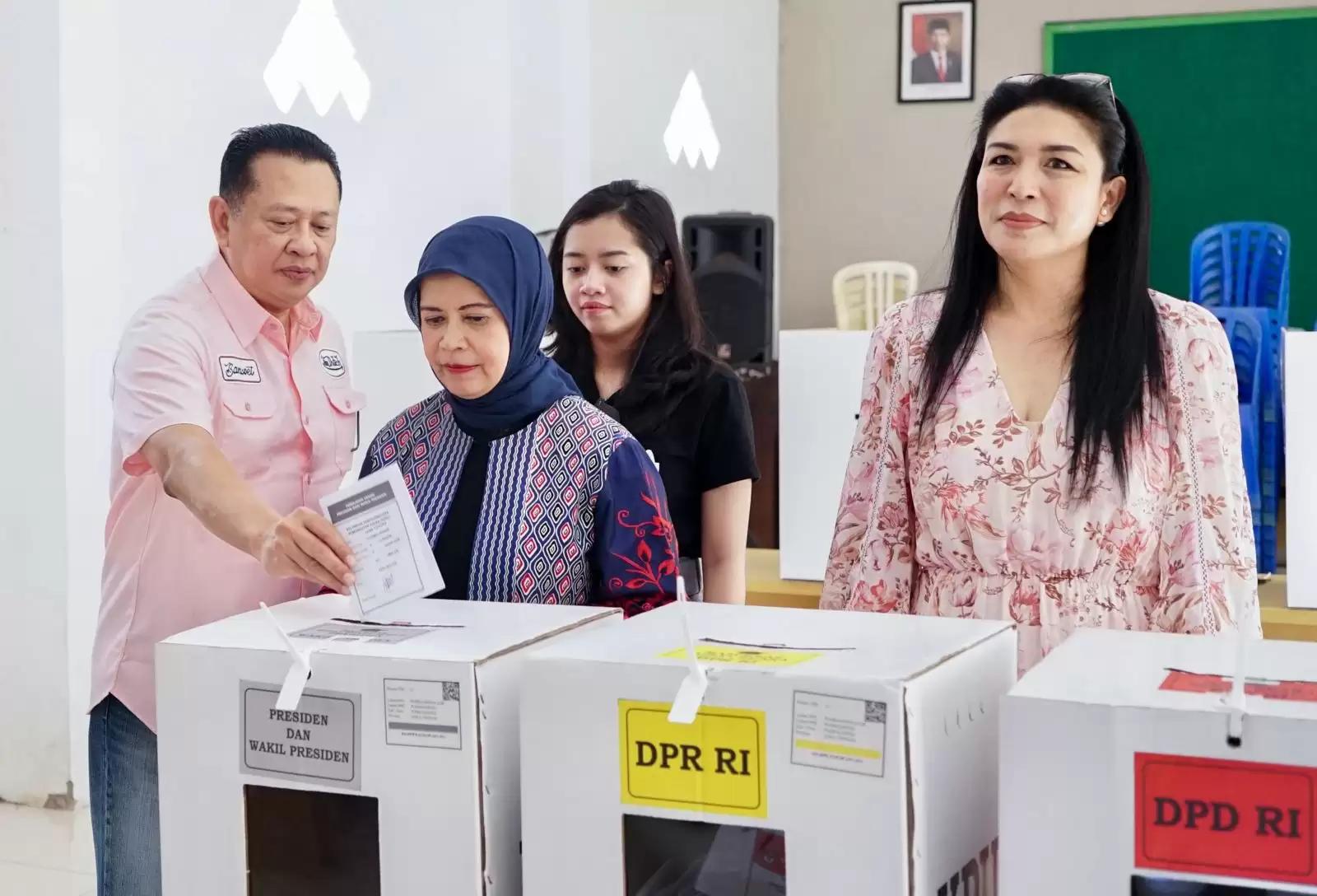 Meriahkan Pemilu, Bamsoet dan Keluarga Nyoblos Pakai Baju Pink