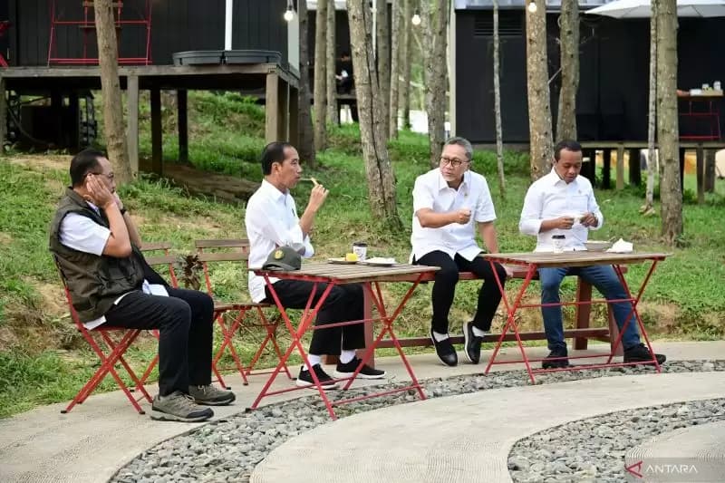 Nikmati Suasana Pagi di IKN, Jokowi Bersama Para Menteri Sarapan Sukun Goreng