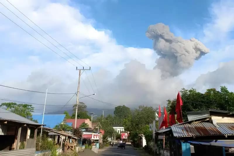 Gunung Ibu di Malut Muntahkan Abu Vulkanik Setinggi 1,5 Kilometer