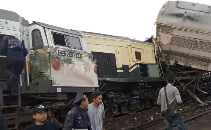 Update Tabrakan KA di Cisalengka: 1 Pramugara Kereta Tewas
