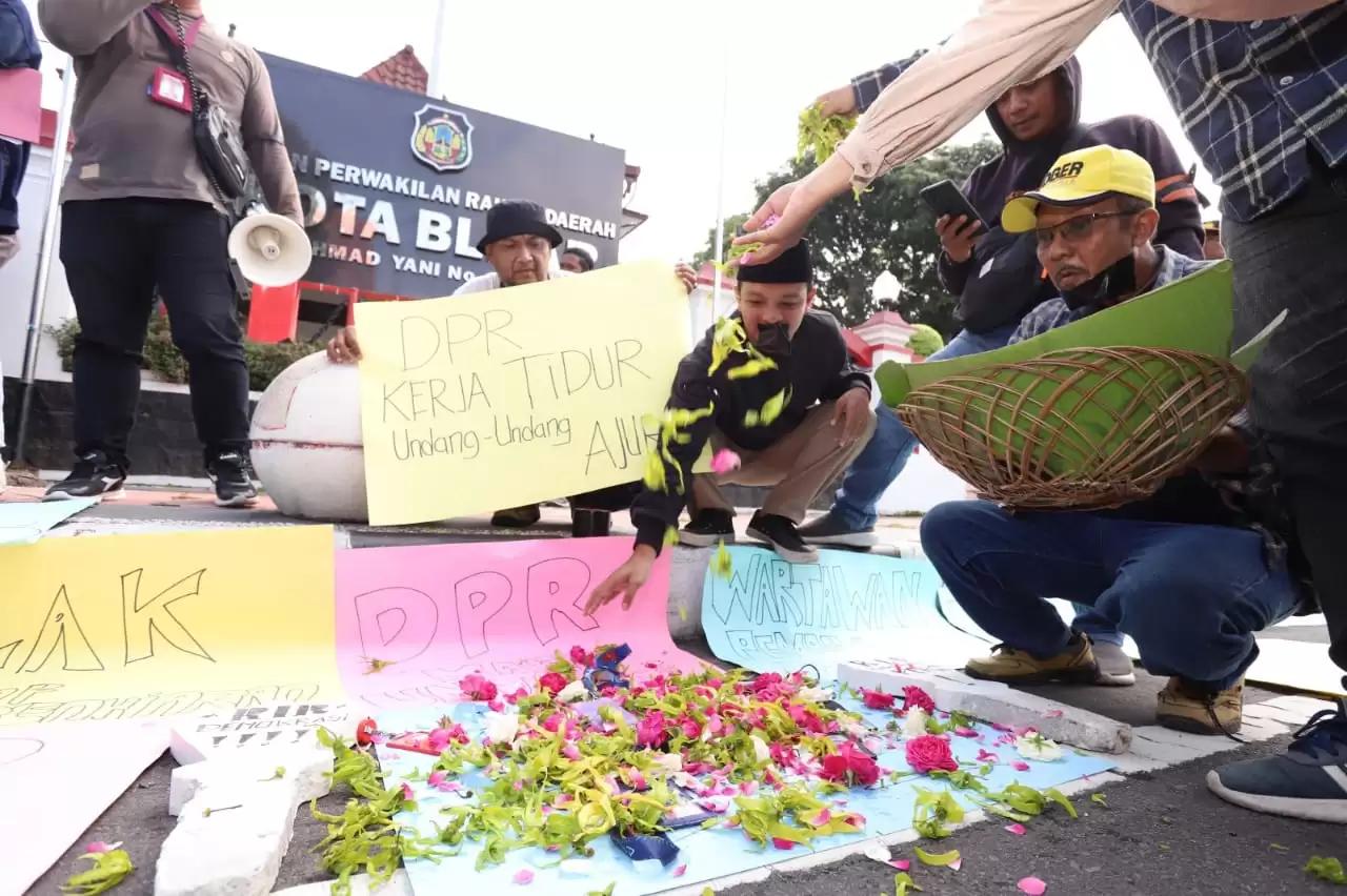Wartawan tabur bunga di depan gedung DPR Kota Blitar, Jum'at (17/5/2024) (Foto: Dok MI/JK)