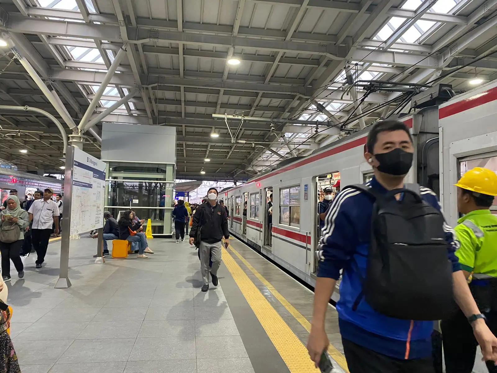 Terlihat penumpang KRL berjalan menuju pintu keluar (Foto: MI/Nuramin)