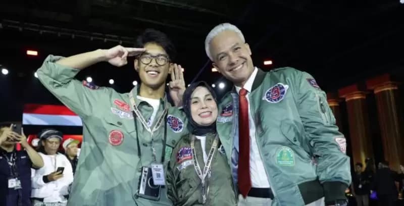 Usai Debat, Ganjar Dapat Pelukan dari Anak dan Istri