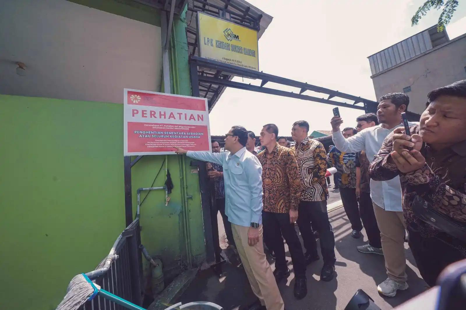 Abdul Kadir Karding melakukan penyegelan terhadap PT Elshafah Adi Wiguna Mandiri