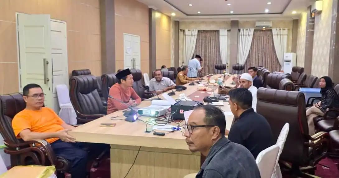 Abjan Sofyan, mantan Sekda Halbar, duduk di barisan depan rapat Pemprov Malut di Ternate