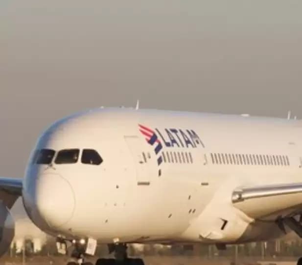 Pilot Kehilangan Kontrol, Pesawat LATAM Airlines Terjun Bebas
