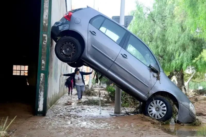 Mobil dengan roda belakang menempel tinggi di dinding (Foto: Getty Images)